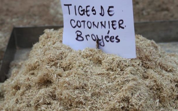 ... un broyat de tiges de cotonniers qui sert pour fabriquer des meubles.....