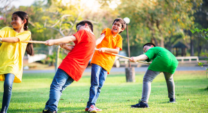 des enfants qui jouent