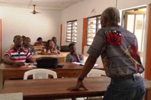 des journalistes en formation sur la critique d'arts