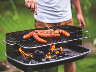 Un homme en train de faire de la grillade au barbecue