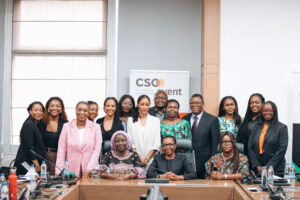 De g. à d. assises, Zeneb Touré, cheffe de la division Société civile et engagement communautaire de la Banque, Martha Phiri, directrice du département du Capital humain, de la jeunesse et du développement des compétences, assurant également l’intérim de la direction du département du Genre, des femmes et de la société civile ainsi que Dagou Yvonne Nivine Gadji, représentante de la Fondations SEPHIS. Elles sont entourées de quelques participants et de collègues de la Banque