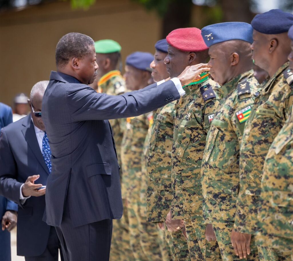 Togo : plusieurs personnalités militaires décorées à la veille du 66e anniversaire de l’indépendance