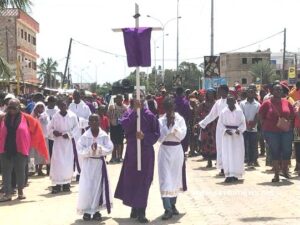 Chemin de croix : des fidèles catholiques dans les rues de Lomé pour revivre la Passion du Christ