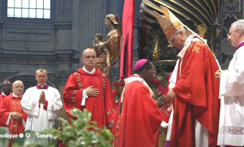 Togo : Mgr Gaglo reçoit le pallium des mains du Pape, symbole de sa communion avec le Saint-Siège