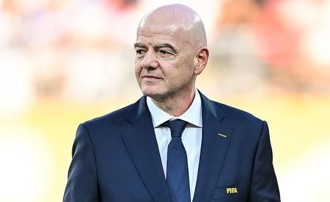 Foot: La Fifa confirme la candidature d’Infantino à sa réélection malgré la crise
