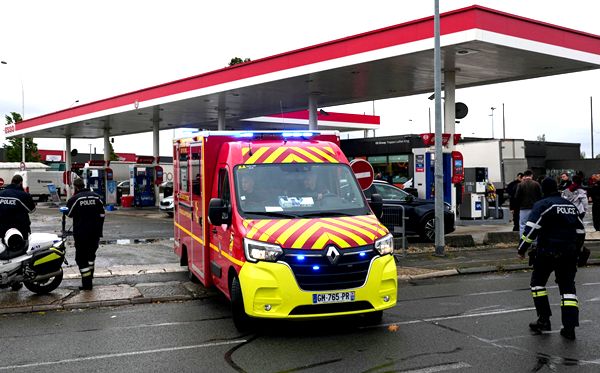 Tirs dans les Yvelines : un mort et cinq blessés, Macron dénonce un «attentat terroriste raciste»
