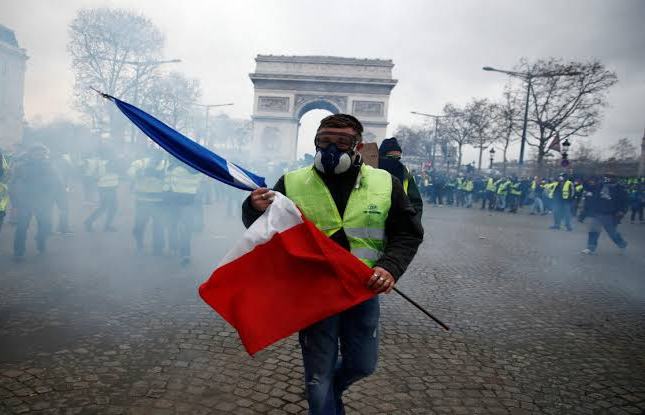 « On prend la Bastille »: une journée de manifestation en France émaillée de scènes de chaos
