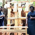 Éducation : Togbui Lanklivi 1er offre 500 tables-bancs au CEG Dabarakondji